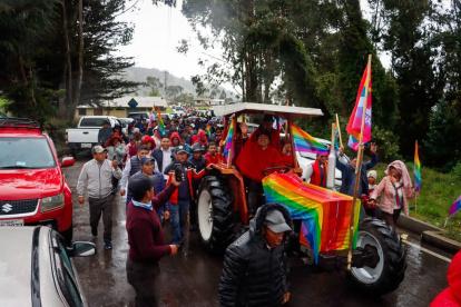 Manejando un tractor llegó el candidato presidencial Leónidas Iza hasta la comunidad San Ignacio, en Toacaso.