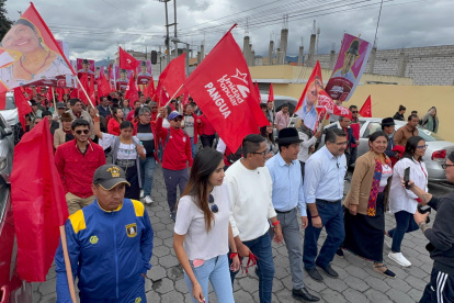 Jorge Escala junto a Pacha Terán y los candidatos a asambleístas recorrieron las calles de Pujilí.