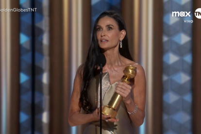 Demi Moore durante su discurso cuando recibió su primer Globo de Oro como Mejor Actriz por su papel en "La Sustancia".