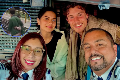 Helena Gualinga y Shawn Mendes, sonriendo junto a tripulantes de un avión en uno de los viajes que realizaron juntos en enero de 2025.