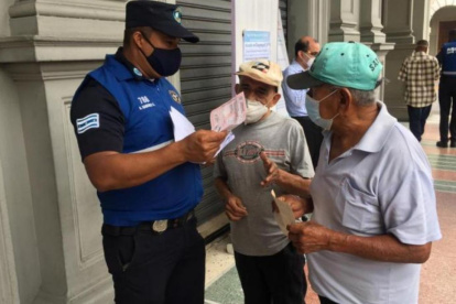 Adultos mayores se acercan al Municipio de Guayaquil a aplicar la exoneración del impuesto predial.