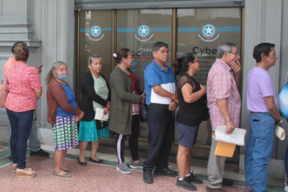 Como cada año, tras el feriado decenas de guayaquileños se acercan a pagar los impuestos prediales en el Municipio.