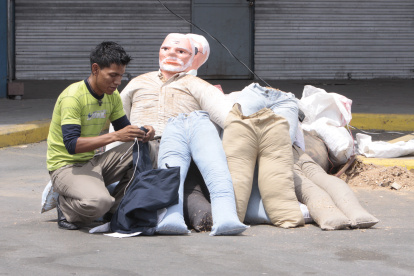 Quienes quemen monigotes en calles, veredas, parques o parterres serán sancionadas con una multa