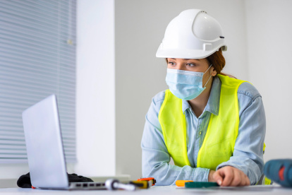 Estudiar Ingeniería Industrial en línea en Ecuador te brinda la flexibilidad y las herramientas necesarias para prepararte para un entorno laboral global.