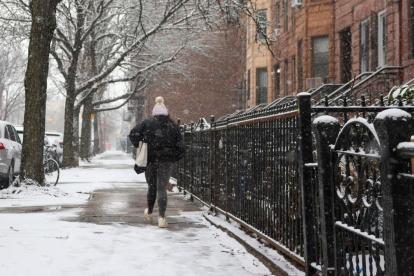 La primera gran tormenta de nieve que azota la región del Atlántico Medio este año trae nieve y temperaturas bajo cero, por lo que el Servicio Meteorológico Nacional emitió una alerta de tormenta invernal.
