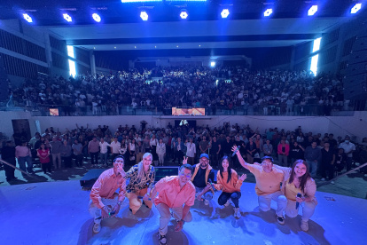 Servicio. La comunidad    ‘La Casa de los imperfectos’ reunió a 1.200 personas en su primer culto dominical.