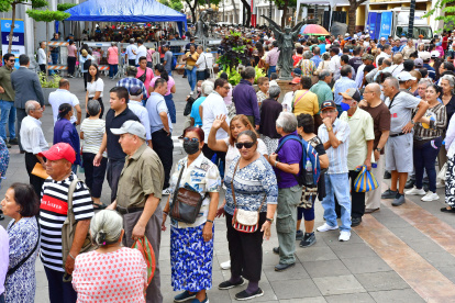 Las personas realizaron filas en los exteriores del Municipio de Guayaquil.