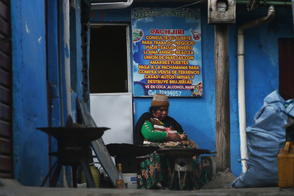 Una curandera aimara en su caseta de atención en El Alto, en Bolivia