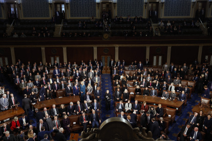 Los miembros del Congreso participan en una sesión conjunta del Congreso para ratificar las elecciones presidenciales de 2024 en el Capitolio de los Estados Unidos el 6 de enero de 2025 en Washington, DC.