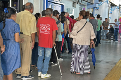 Trámite. En la Terminal Río Daule se vio una larga fila de personas que buscaban adquirir la nueva tarjeta.