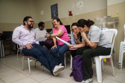 Capacita a docentes en metodologías activas como Montessori, Waldorf y STEAM