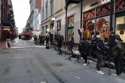 Varios periodistas se instalan en las cercanías de la Calle Bourbon donde ocurrió el atropello masivo, en Nueva Orleans (Estados Unidos).