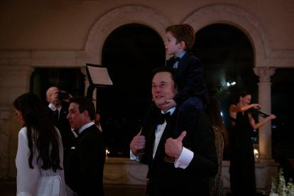 Elon Musk, director ejecutivo de Tesla, llega en la víspera de Año Nuevo al club Mar-A-Lago el 31 de diciembre de 2024 en Palm Beach, Florida.