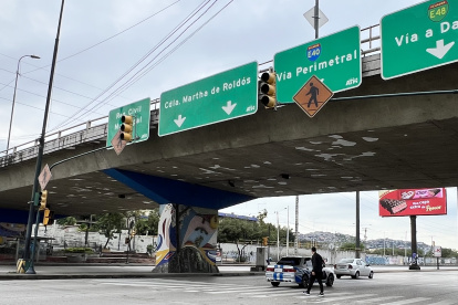 Apagados. La gente se arriesga a pasar las avenidas en medio de autos; no hay presencia de la ATM.