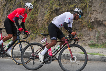 El ciclista carchense Jhoffre Imbaquingo (blanco) compitió en la Vuelta al Ecuador con el Team GIANT Toscana, escuadra con la que aún no ha podido renovar.