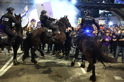La policía montada israelí dispersa a la multitud durante una manifestación, frente a la sede del Ministerio de Defensa en Tel Aviv el 4 de enero de 2025.