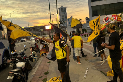 Hinchas de Barcelona en Manta.