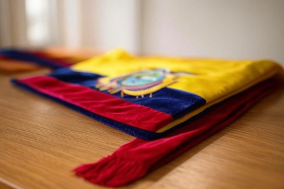 El presidente de Ecuador es el jefe de Estado y de gobierno, elegido por sufragio directo para un período de cuatro años.