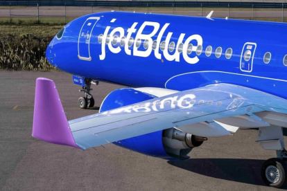 Hallan los cuerpos de dos personas en el compartimiento del tren de aterrizaje de un avión de JetBlue que llegó desde Nueva York el lunes por la noche.