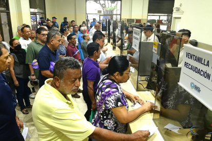 Centenares de personas acudieron al Municipio de Guayaquil a pagar el impuesto predial..