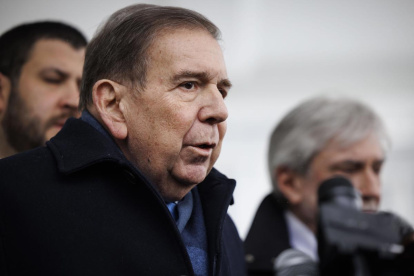 El líder de la oposición venezolana Edmundo Gonzalez Urrutia habla con miembros de los medios de comunicación.