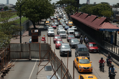 Tras el cierre del carril del servicio, se ha incrementado el tráfico en la avenida de Las Américas.