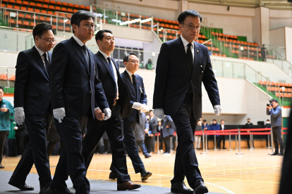 El ministro presidente interino, Choi Sang-mok, visita un altar conmemorativo para las víctimas del accidente aéreo de Jeju Air, en Muan, el 30 de diciembre de 2024.