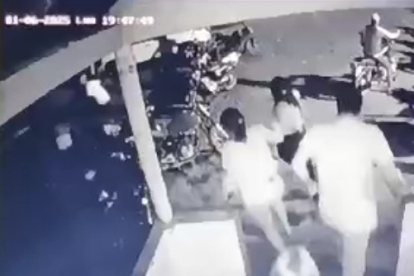 Instante en el que la clientela salió del bar tras escuchar los disparos.