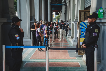 Cientos de ciudadanos se han acercado a la Plaza de la Administración para llevar a cabo este proceso.