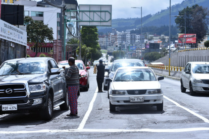 Se establecen multas económicas para quienes infrinjan el Pico y placa en Quito.