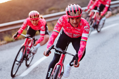 Richard Carapaz luce el nuevo uniforme del EF Education-EasyPost.