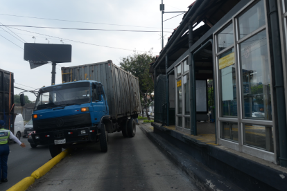 Choque en una parada de la Metrovía.
