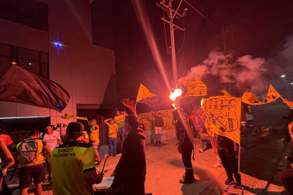 Antes, durante y después del arribo de los jugadores los hinchas hicieron sonar sus instrumentos y flamearon banderas del equipo para darles un buen recibimiento.