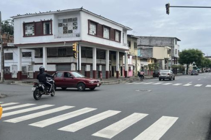 Hay semáforos dañados en la intersección de las calles Los Ríos y Argentina, en el suroeste de Guayaquil.