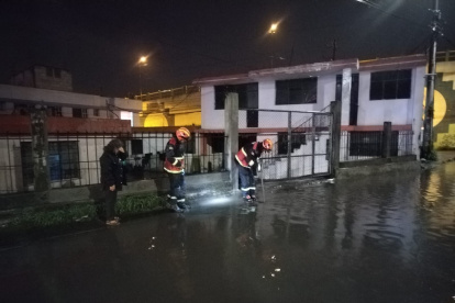 En el sector de Calderón, el cuerpo de Bomberos acudió para brindar atención por la acumulación de agua tras las intensas lluvias