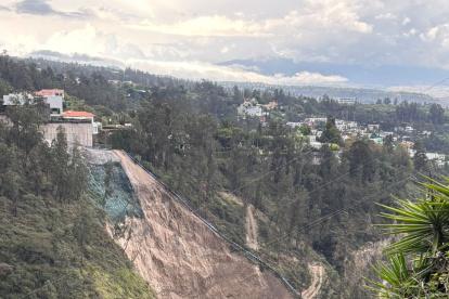 Cerca al borde de la quebrada una retroexcavadora está removiendo la tierra.