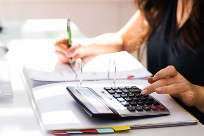 Referencial. Los ecuatorianos deben cumplir con el pago de varios impuestos, según sus ingresos.