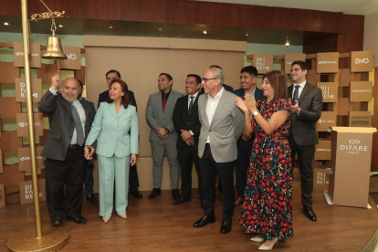 Durante el tradicional toque de campana, Carlos Cueva González y su esposa, Galicia Mejía de Cueva.