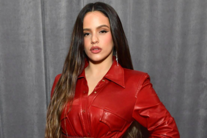 Rosalía es una cantante española conocida por fusionar el flamenco con géneros contemporáneos como pop y reguetón.