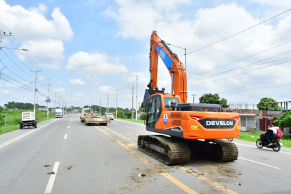 Maquinaria pesada de la Prefectura del Guayas fue trasladada a la parroquia Virgen de Fátima, en Yaguachi, donde se prevé realizar trabajos para el Quinto Puente.