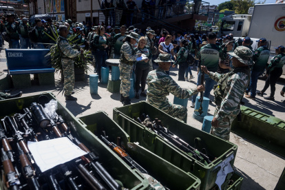 Integrantes de las milicias bolivarianas participan en un acto de juramentación este martes, en Caracas (Venezuela).