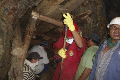 Trabajo. Un grupo de mineros peruanos en sus labores.
