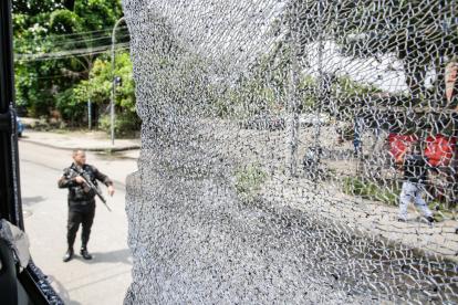 El interior de un vehículo afectado durante un operativo policial este miércoles, en Río de Janeiro (Brasil).