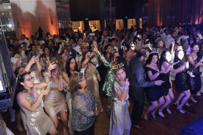 Los asistentes demostraron su talento en el baile al ritmo de la agrupación La Machine.