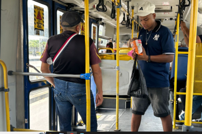 Comerciantes informales ofrecen sus productos en los buses articulados