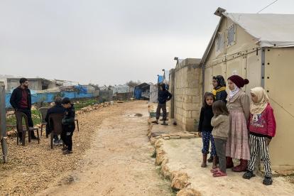 Kfar Jales (Siria). Varios desplazados aparecen en un campamento de esta ciudad, en el noroeste del país.
