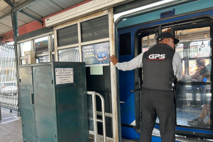 Un letrero que advierte robo de celulares en una para de metrovía