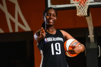 Nahomi Nazareno juega básquet, tiene 17 años se va a Italia.