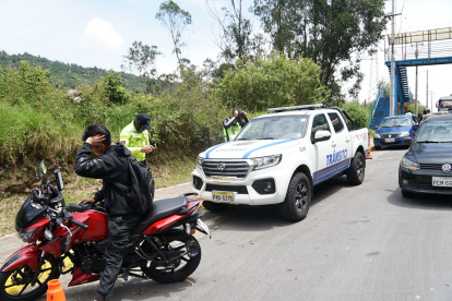 En la av. Simón Bolívar, 69 conductores de motocicletas y autos fueron citados por varias infracciones