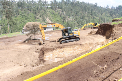 Construcción. Tras los trabajos que se realizan en la ladera se observa como la tierra cae al río Machángara lo que genera un impacto ambiental.